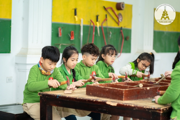 MCer say sưa trải nghiệm nghề mộc, xây dựng…