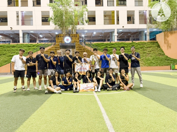 “ÔNG NỘI KHANG” ĐƯỢC HỌC TRÒ TẶNG CÚP VÔ ĐỊCH