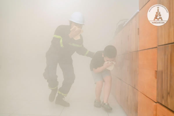 MCER NHÍ HÁO HỨC TRẢI NGHIỆM LÀM LÍNH CỨU HỎA