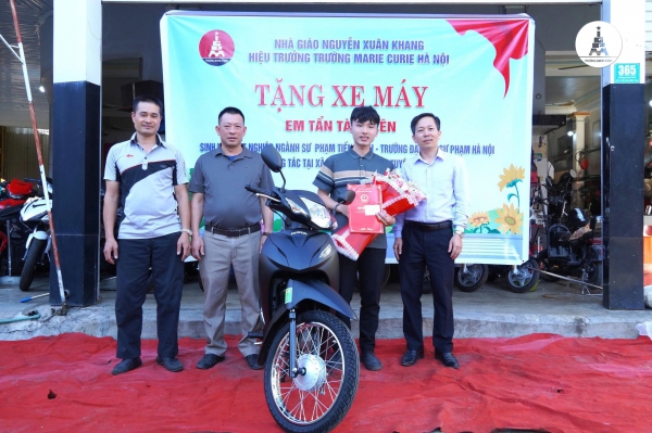 THẦY KHANG TẶNG XE M&Aacute;Y CHO &ldquo;CON NU&Ocirc;I&rdquo; TỐT NGHIỆP ĐH ĐẦU TI&Ecirc;N V&Agrave; TRỞ VỀ QU&Ecirc; HƯƠNG C&Ocirc;NG T&Aacute;C